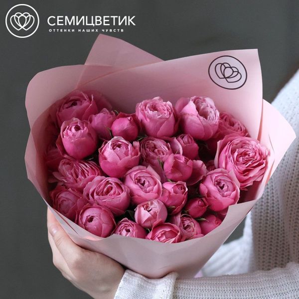 Букет из 7 розовых кустовых пионовидных роз Silva Pink