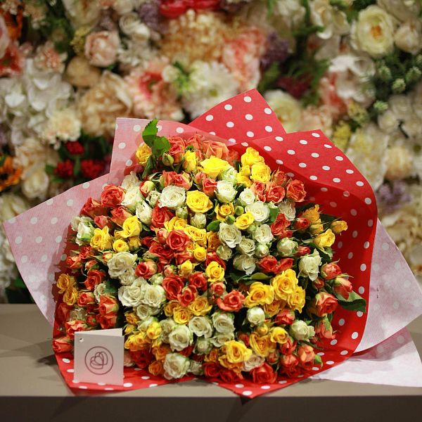 Букет из 101 кустовой розы 40 см микс (Кения)