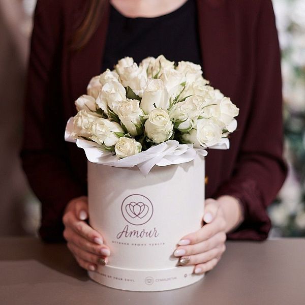 Букет в белой шляпной коробке Amour Mini из 29 белых роз (Кения) Premium