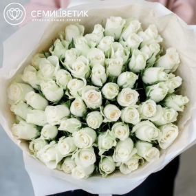 Букет из 61 белой розы 40 см (Кения) в белой пленке