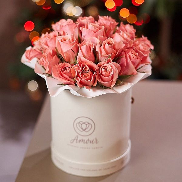 Букет в белой шляпной коробке Amour Mini из 29 розовых роз (Кения) Premium