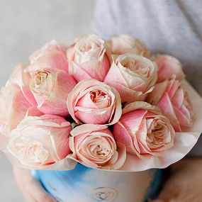 Букет в голубой шляпной коробке Amour Mini из 17 пионовидных роз Swan Grace