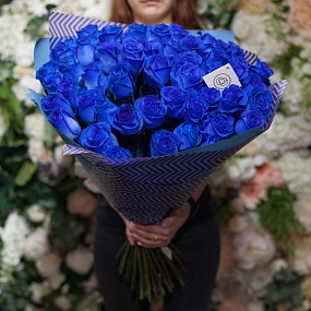 Букет из 51 синей розы 60 см (Эквадор) в голубой пленке