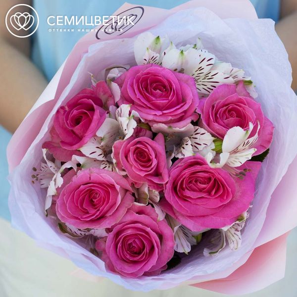 Букет из 7 розовых роз 35-40 см (Россия) и 4 белых альстромерий