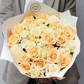 Букет из 35 кремовых и белых роз 50 см (Россия)