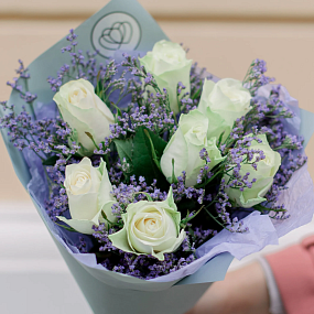 Букет из 7 белых роз 40 см (Кения) с лимониумом в голубой пленке