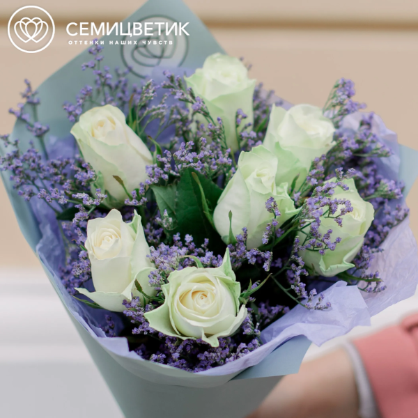 Букет из 7 белых роз 40 см (Кения) с лимониумом в голубой пленке