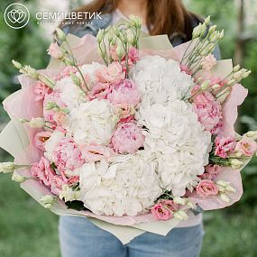 Букет из 5 белых гортензий, 5 розовых пионов Premium и 7 розовых лизиантусов в зеленой пленке