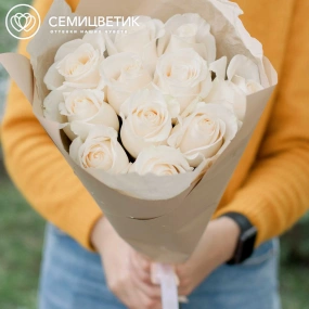 Букет из 11 белых роз Vendela 60 см (Эквадор) в кремовой пленке