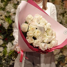 Букет из 25 белых пионовидных роз White O'Hara 40 см