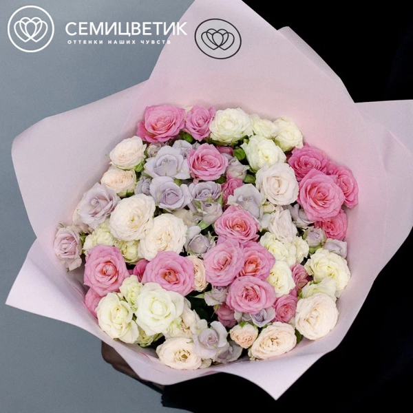 Букет из 25 белых, розовых и сиреневых кустовых роз 40 см (Кения) в розовой пленке