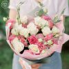 Букет из 15 белых роз (Кения) Standart и 7 розовых лизиантусов