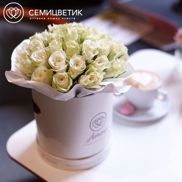 Букет в белой шляпной коробке Amour Mini из 35 белых роз (Кения)