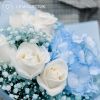 Букет из голубой гортензии и розы с голубой гипсофилой в голубой пленке