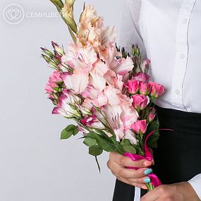 Букет из гладиолусов, лизиантусов и кустовой розы в упаковке