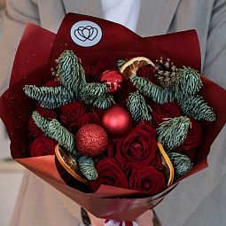 Букет из 15 красных роз 35-40 см (Россия) с елью и шишками