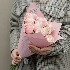 Букет из 9 нежно-розовых пионовидных роз Swan Grace 40 см в розовой пленке