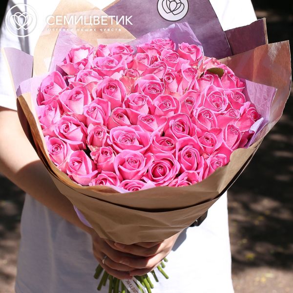 Букет из 51 розовой розы 40 см (Кения) в крафте