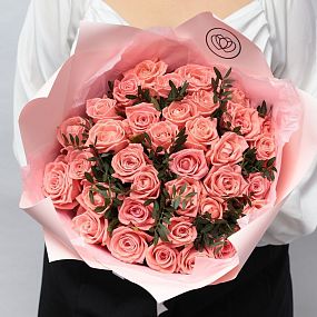 Букет из 35 коралловых роз 35-40 см (Россия) с фисташкой