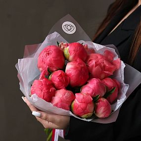 Букет из 11 коралловых пионов Coral Sunset Premium