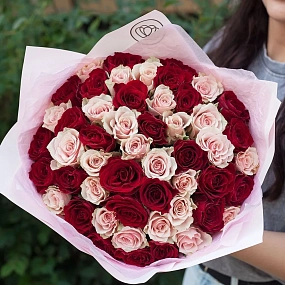 Букет из 51 красной и нежно-розовой розы 30 см (Кения) в розовой пленке