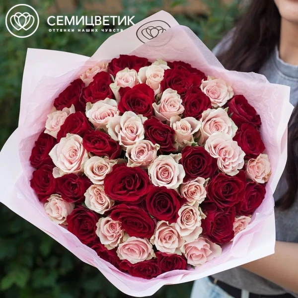 Букет из 51 красной и нежно-розовой розы 30 см (Кения) в розовой пленке