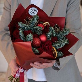 Букет из 15 красных роз 35-40 см (Россия) с елью и шишками