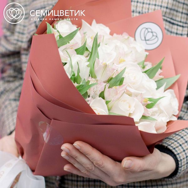 Букет из 15 белых роз Vendela 50 см (Эквадор) и 10 розовых альстромерий