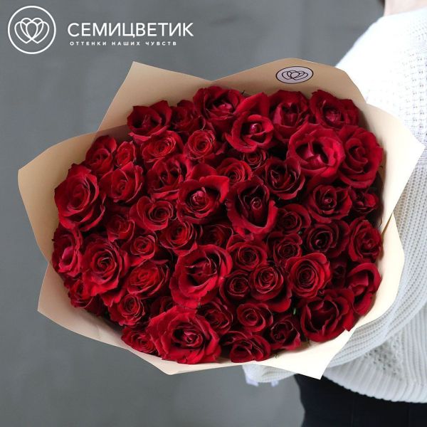 Букет из 51 красной розы Ever Red 70 см (Кения) в кремовой упаковке