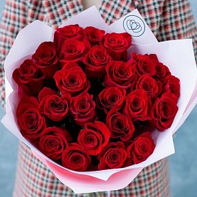 Букет из 25 красных роз 50-60 см (Эквадор) в розовой пленке