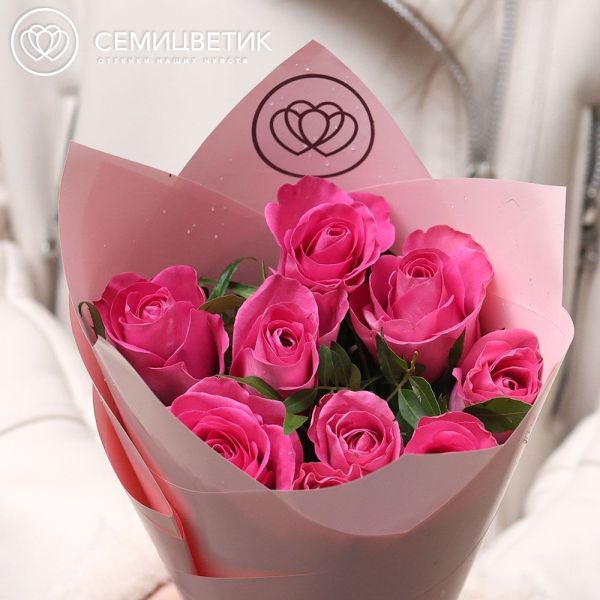 Букет из 9 розовых роз 40 см (Кения) с фисташкой в розовой упаковке