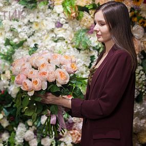 Букет из 25 персиковых пионовидных роз Juliet 50 см (Эквадор)