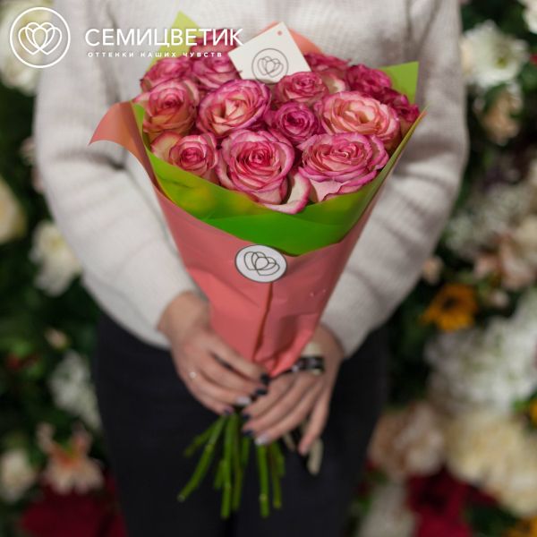 Букет из 15 кремовых с розовой каймой роз Carrousel 50 см (Эквадор)