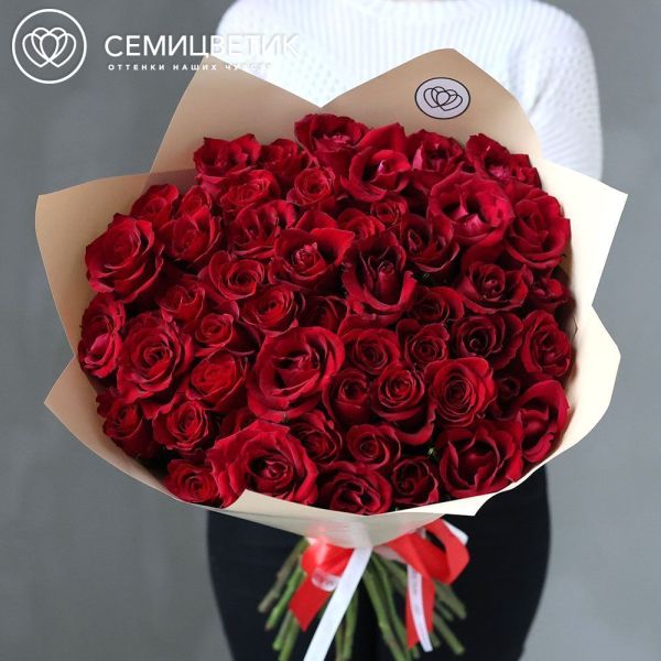 Букет из 51 красной розы Ever Red 70 см (Кения) в кремовой упаковке