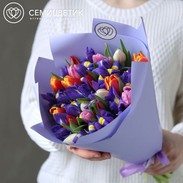 Букет из 15 синих ирисов и 20 тюльпанов микс 40 см в сиреневой пленке