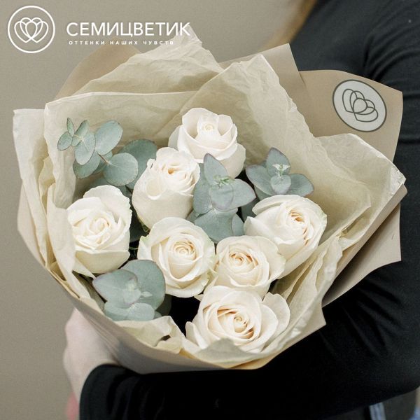 Букет из 7 белых роз Vendela 50 см (Эквадор) с эвкалиптом