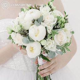 Свадебный букет в белых тонах из пионов, роз, лизиантусов и фрезии