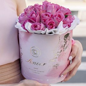 Большой букет  в розовой шляпной коробке Amour Mini из 31 розовой розы (Кения)