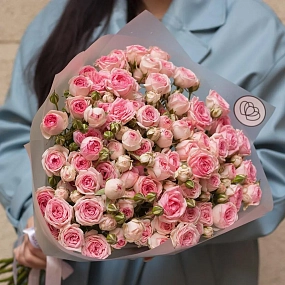 Букет из 15 кустовых пионовидных розовых роз 60 см (Россия) в прозрачной пленке