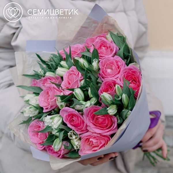 Букет из 15 розовых роз 35-40 см (Россия) и 10 белых альстромерий