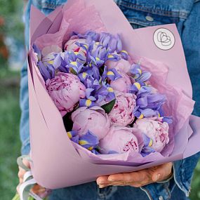 Букет из 10 розовых пионов Premium и 15 синих ирисов