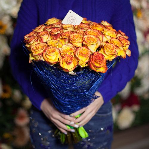 Желтые розы с красной каймой High Magic 70 см (Эквадор) опт
