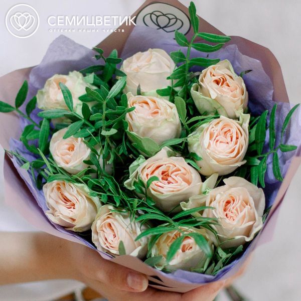 Букет из 11 кремовых пионовидных роз Wedding Rose 40 см c фисташкой
