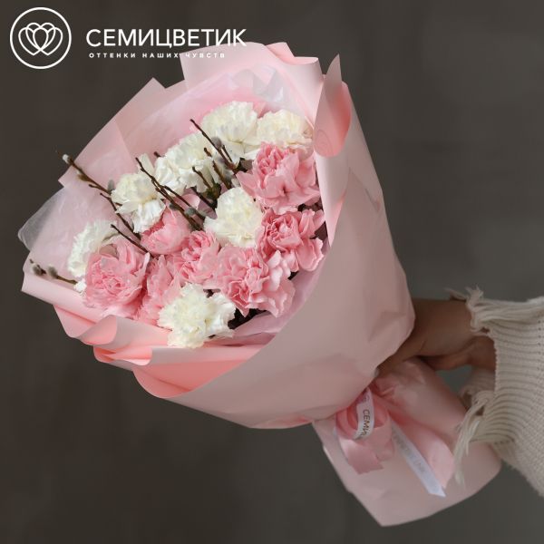 Букет на пасху из гвоздик и вербы в упаковке