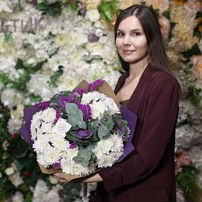 Букет из 5 кустовых хризантем с брассикой в упаковке
