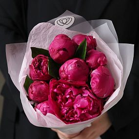 Букет из 9 ярко-розовых пионов Red Sarah Bernhardt Premium