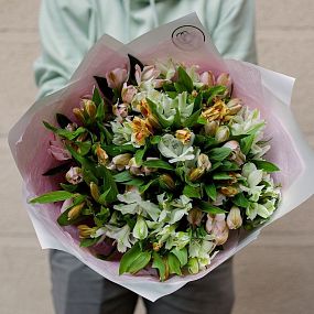 Букет учителю физкультуры  из 23 альстромерий в розовых, белых и оранжевых тонах
