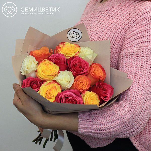 Букет из 15 роз 50 см яркий микс (Эквадор) в кремовой пленке