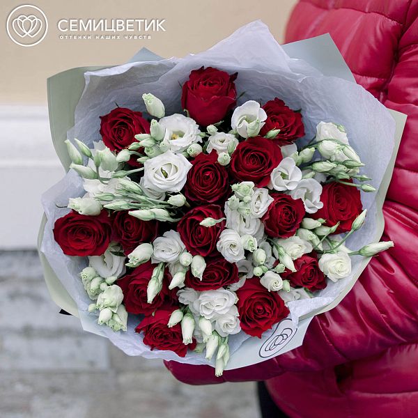 Красно-белый букет из 15 роз Кения Premium и 10 лизиантусов в упаковке