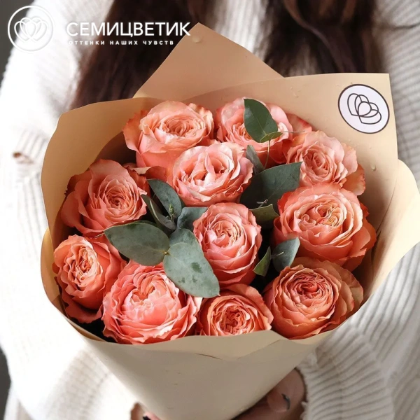 Букет из 11 персиковых пионовидных роз Kahala 50 см (Эквадор) с эвкалиптом